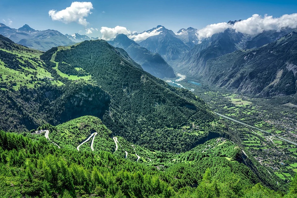 Mountain road switchbacks for Interactive Maps